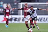 Arrascaeta e Nenê disputando bola em Flamengo x Vasco pelo Carioca 2022 (Foto: Thiago Ribeiro/AGIF) (Foto: ge)