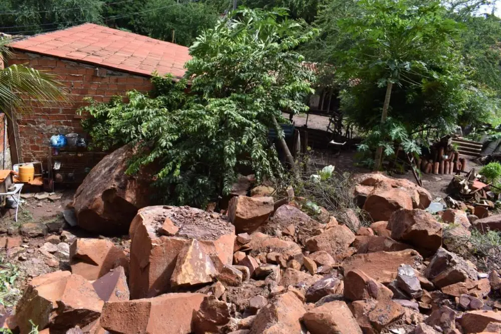 Desabamento de morro no bairro Jurandi (Foto: Jackelany Vasconcelos)