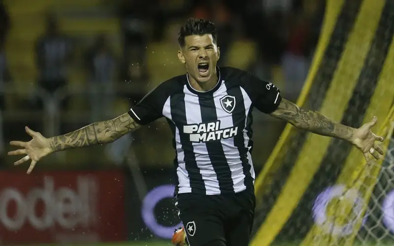 Victor Cuesta comemora gol marcado na vitória do Botafogo - Crédito: Vitor Silva/Botafogo
