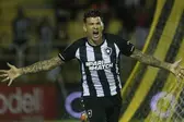 Victor Cuesta comemora gol marcado na vitória do Botafogo - Crédito: Vitor Silva/Botafogo (Foto: O Dia)
