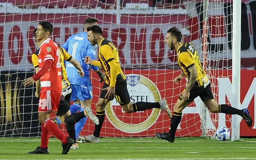 River Plate foi derrotado pelo The Strongest por 3 a 1, na Bolívia, pela primeira rodada da fase de grupos da Libertadores - FOTO: JORGE BERNAL / AFP