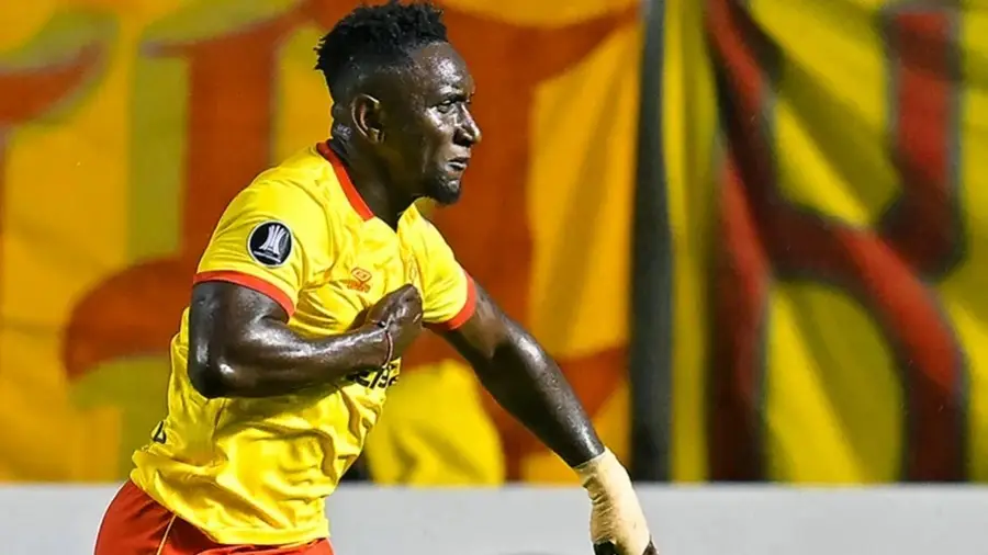 Erick Castillo comemorando um dos gols do Aucas diante do Flamengo (Foto: Rodrigo Buendia / AFP)