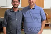Jornalista Ângelo Carvalho com o empresário Marcelo Mendes (Foto: Portal Brasileira)