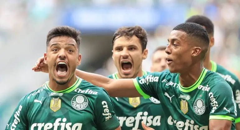Gabriel Menino (à esquerda) fez dois gols no duelo - FOTO: MARCELLO ZAMBRANA/AGIF - AGÊNCIA DE FOTOGRAFIA/ESTADÃO CONTEÚDO - 9.4.2023