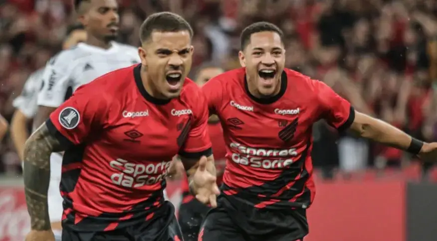 Terans e Vitor Roque, os autores dos gols do Furacão em Curitiba - FOTO: RUI SANTOS/ONZEX PRESS E IMAGENS/ESTADÃO CONTEÚDO