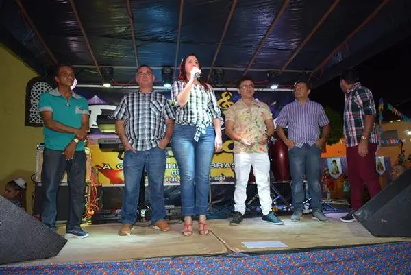 Prefeita Paula Araujo fazendo a abertura oficial do evento junino