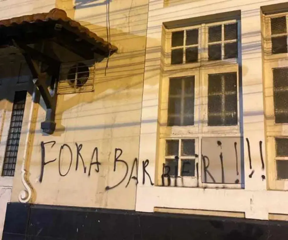 Muro de São Januário é pichado após derrota do Vasco — Foto: Canal "Gol do Vascão"
