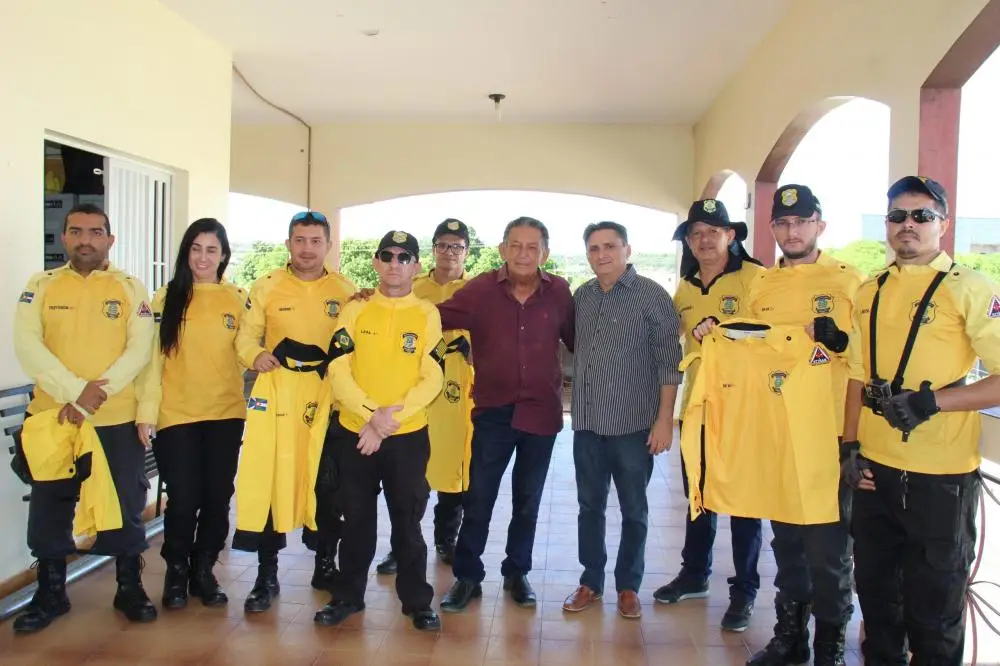 Entrega de fardamento para os agentes de trânsito (Foto: Roberto Oliveira)