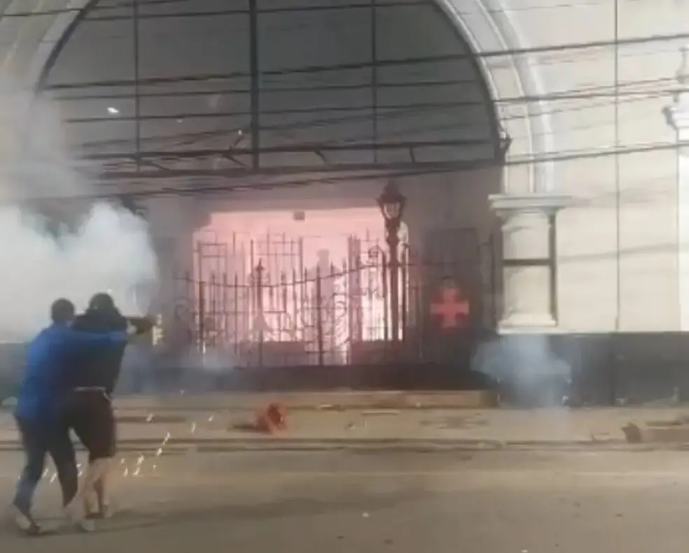 Torcedores do Vasco tentam invadir São Januário — Foto: Reprodução