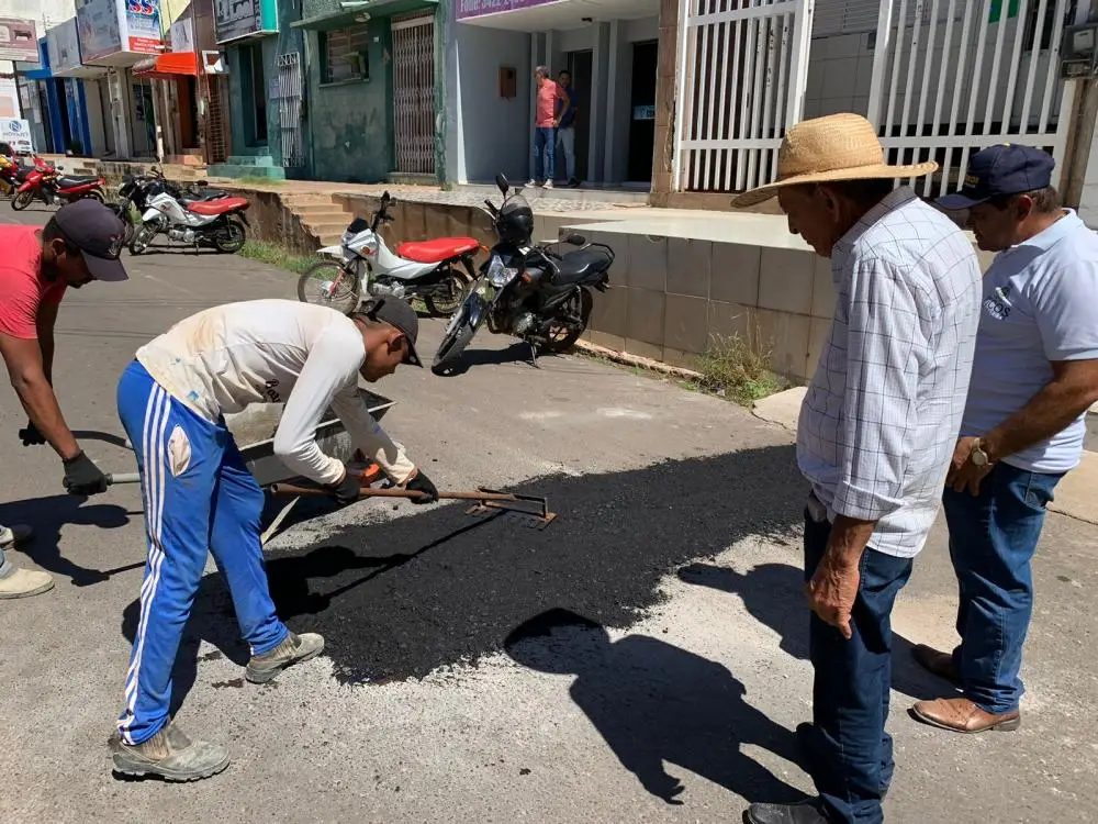 O trabalho de reparos em vias públicas acontece em  diversos bairros de Picos. Foto: Júnior Sousa.