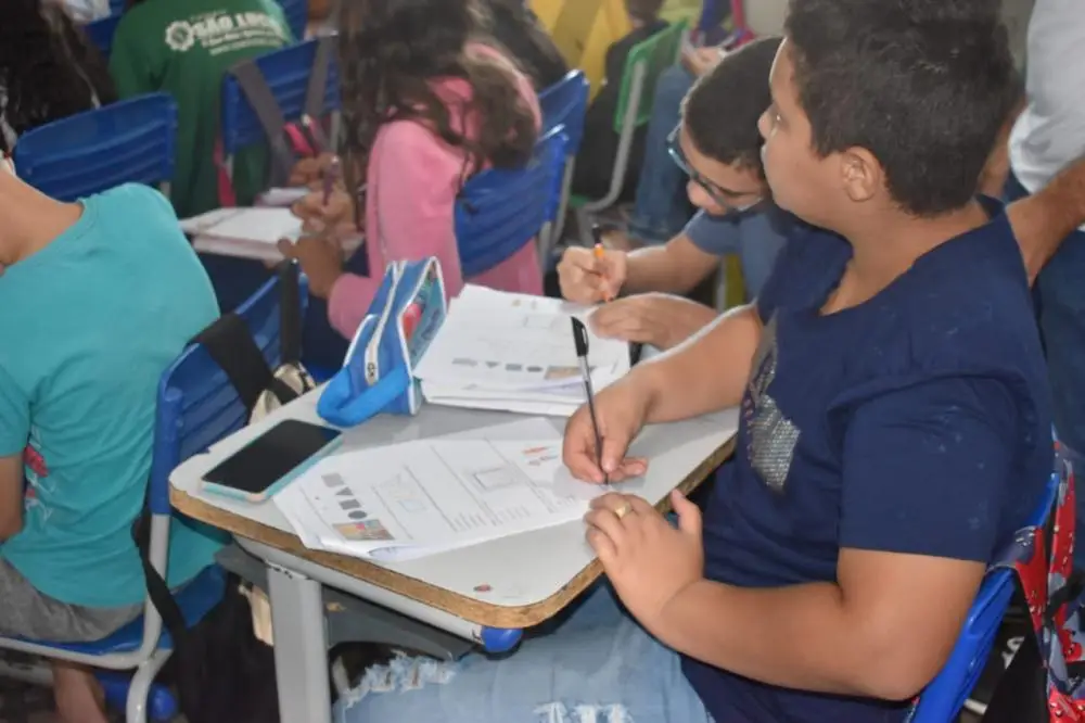 Alunos recebem preparação extra para as disciplinas de matemática e língua portuguesa (Foto: Daniel Holanda)