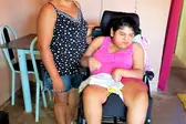 Nathalia recebendo a sua cadeira de rodas (Foto: ASCOM-PMJP)