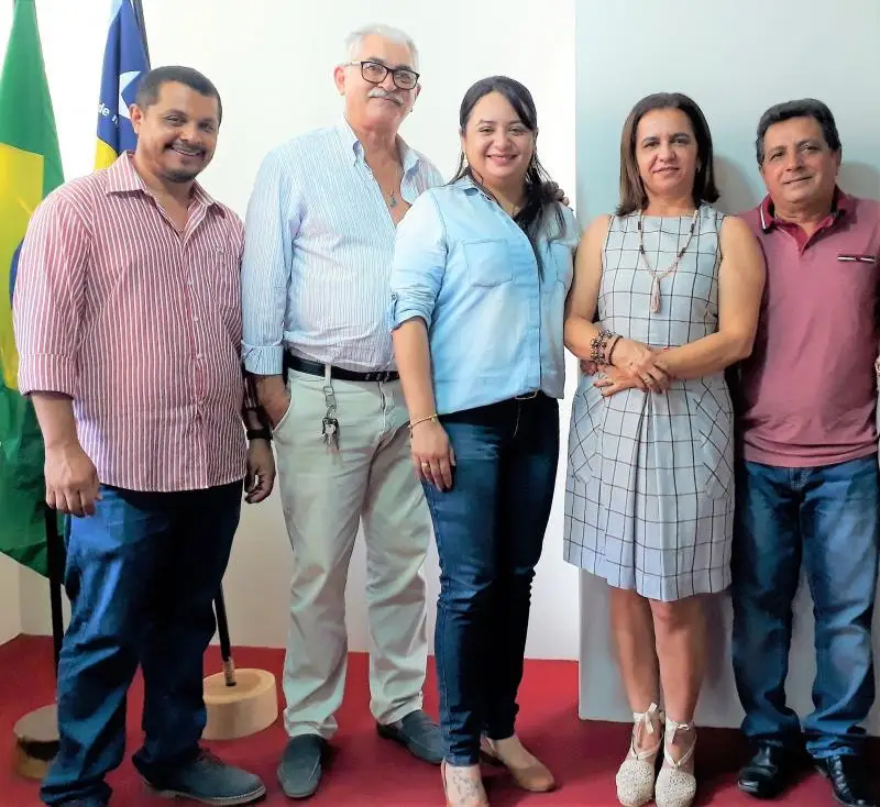 O prefeito Genival Bezerra com secretários e a contadora Karen Azevedo