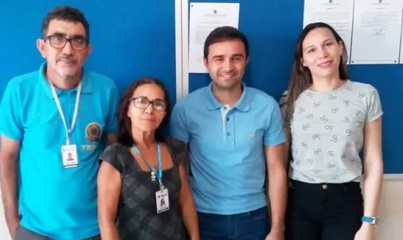 Iranildo ao centro entre as duas mulheres