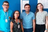 Iranildo ao centro entre as duas mulheres  (Foto: )