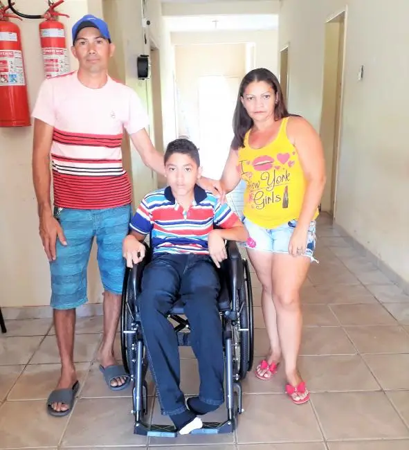 Francisco Julielson acompanhado de seu pai e mãe.