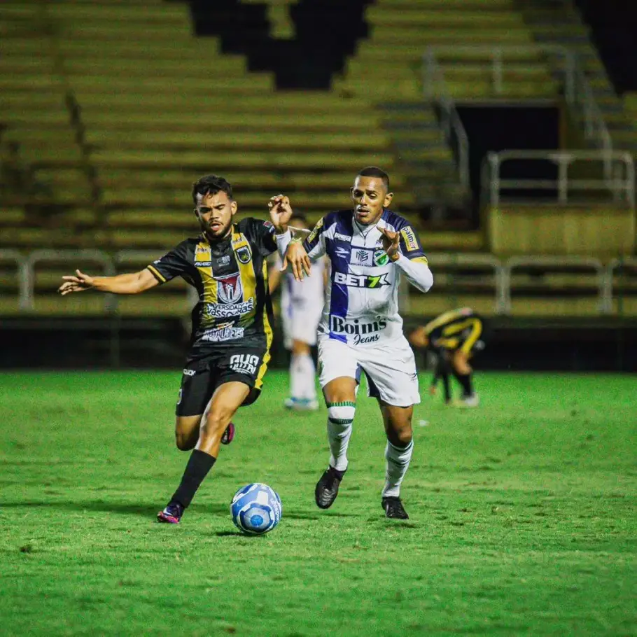 Atletas de Volta Redonda e Altos em partida pela Série C Créditos: Divulgação/Altos