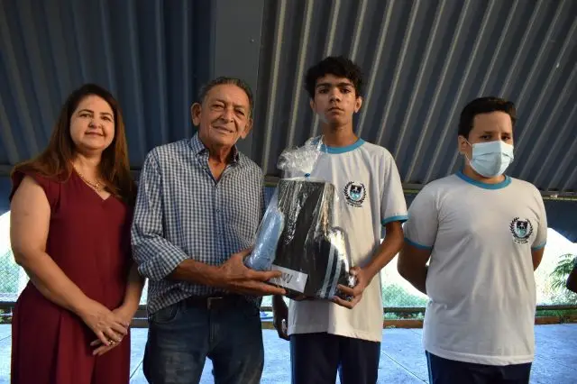 Prefeito Gil Paraibano fazendo entrega de uniforme escolar, ladeado pela secretária Noêmia Marques – Foto – Roberto Oliveira