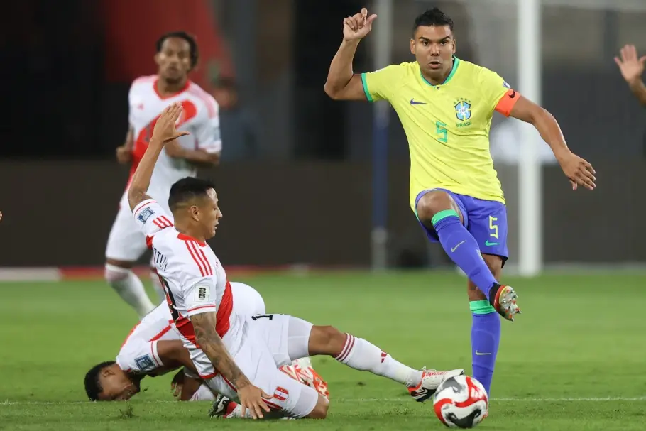 Casemiro mostrou sua liderança na difícil partida contra o Peru Créditos: Vítor Silva / CBF