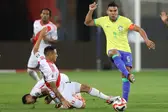 Casemiro mostrou sua liderança na difícil partida contra o Peru Créditos: Vítor Silva / CBF (Foto: CBF)