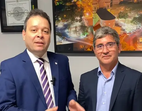 Evandro Hidd ao lado do advogado Neiva - Foto: reprodução/redes sociais