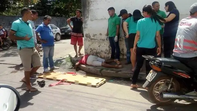 Populares ajudando as vitimas