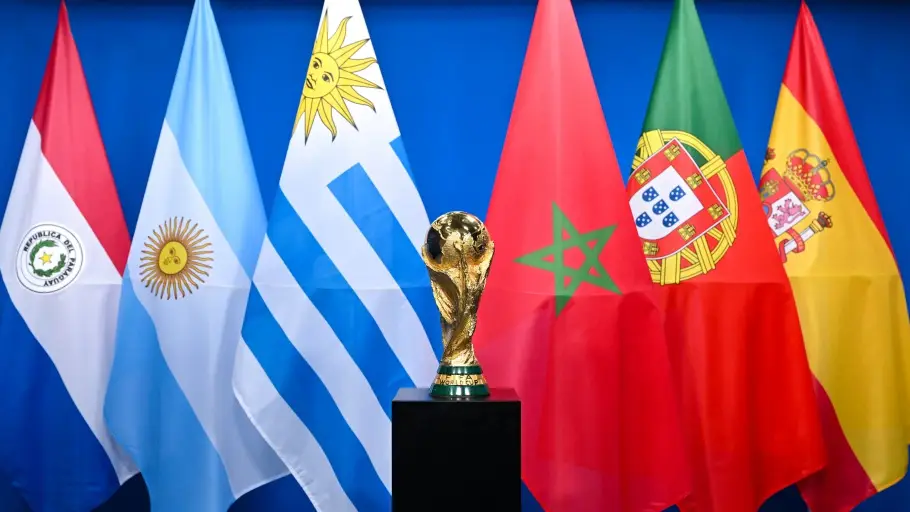 Troféu da Copa do Mundo com as bandeiras dos países-sede do Mundial 2030 Créditos: Harold Cunningham/FIFA