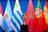 Troféu da Copa do Mundo com as bandeiras dos países-sede do Mundial 2030 Créditos: Harold Cunningham/FIFA (Foto: CBF)
