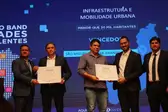 Prefeito Junior Ribeiro do lado esquerdo recebendo o prêmio (Foto: )