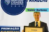 Prefeito Valmir Barbosa recebe o Oscar da Gestão Pública - Prêmio Band Cidades Excelentes 2023 (Foto: Josely Ecologista)