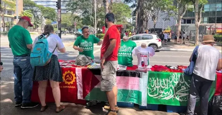 Militantes de extrema esquerda do PCO vendem camisas a favor do Hamas, em São Paulo. Foto: Reprodução