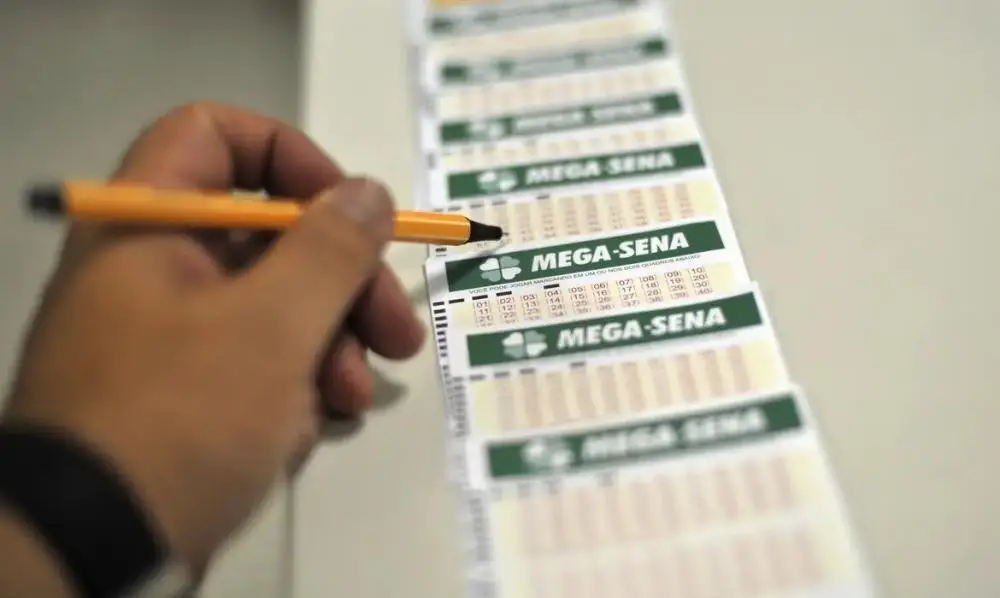 Está chegando ao fim o prazo para quem quer apostar na Mega da Virada. As apostas poderão ser feitas até as 17h deste domingo (31). O sorteio será realizado no mesmo dia, às 20h, em São Paulo. O preço da aposta simples é de R$ 5.  Considerado o principal 