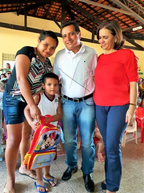 Prefeito Genival Bezerra, a Secretária de Educação, Lêda Miranda.