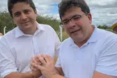 Governador Rafael Fonteles com o pré-candidato a prefeito de Brasileira Júnior aguiar (Foto: Portal Brasileira)
