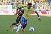 Rodrygo tenta levar a Seleção para o ataque no jogo que terminou empatado com a Colômbia Créditos: Rafael Ribeiro / CBF (Foto: CBF)