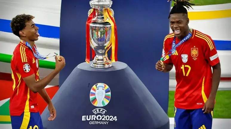 Lamine Yamal e Nico Williams celebram o título da Eurocopa / Foto: Getty Images