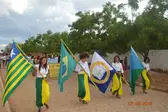 Alunas da escola Aliança do Gurgueia desfilando com as bandeiras (Foto: Ascom)
