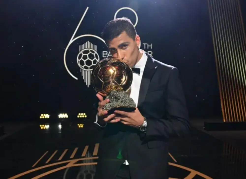 Rodri com a Bola de Ouro 2024 • Reprodução/X @ballondor