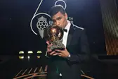 Rodri com a Bola de Ouro 2024 • Reprodução/X @ballondor (Foto: CNN)