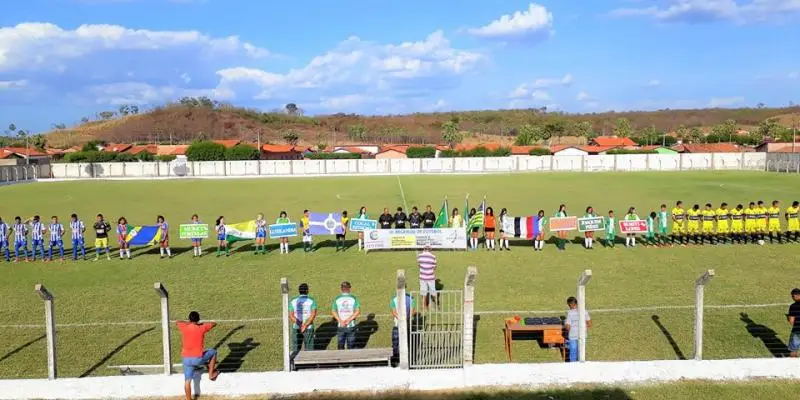 Apresentação das equipes e rainhas.