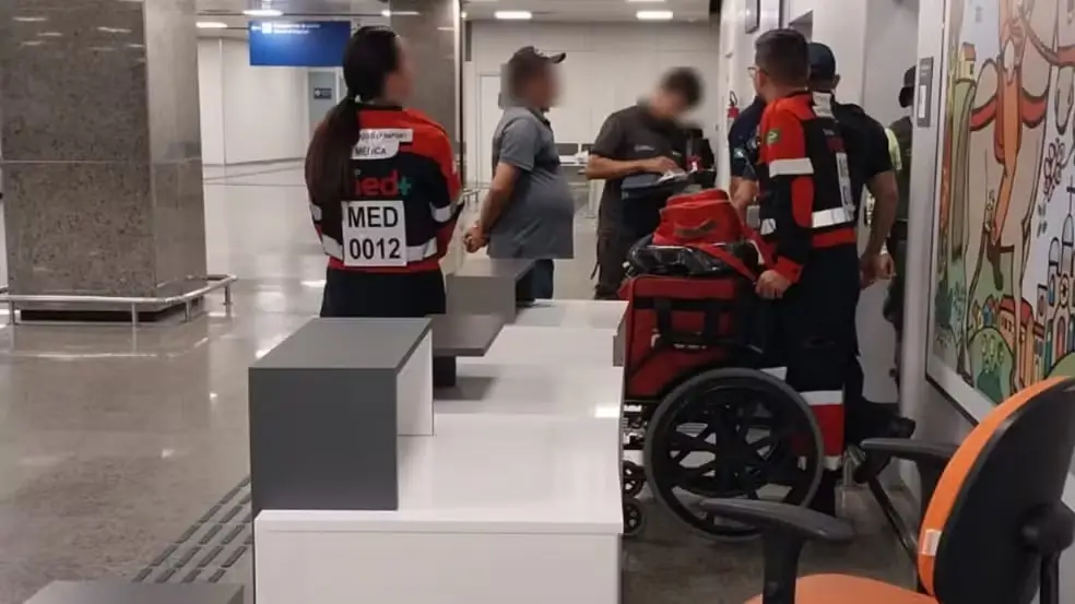 A equipe médica do aeroporto realizou os procedimentos de reanimação, porém, sem sucesso. — Foto: Reprodução