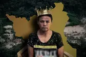  Dona Iris ou Rainha do Garimpo, é uma das figuras mais perigosas e temidas no cenário do garimpo ilegal brasileiro, coloca medo até em integrantes do Primeiro Comando da Capital (PCC), que tentam abocanhar uma fatia do garimpo ilegal (Foto: Metrópoles)