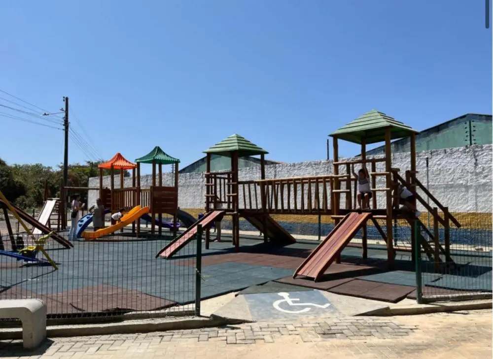 Brinquedopraça entregue no bairro Esplanada, em Teresina