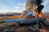 Avião explodiu após sair da pista na Coreia do Sul, em 29 de dezembro de 2024 — Foto: Yonhap via REUTERS (Foto: G1 e Veja)