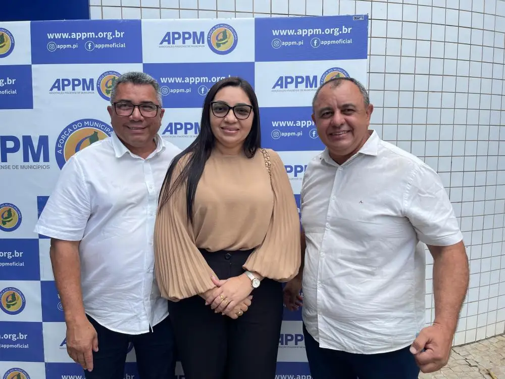 Prefeita Gerlane Cabral ao lado do esposo Dr. João Cabral e o prefeito Binha Maciel, de Jardim do mulato / Foto: R10