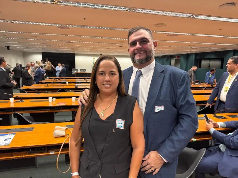 Karyne do Rodrigão, acompanhada de seu esposo - Foto: R10