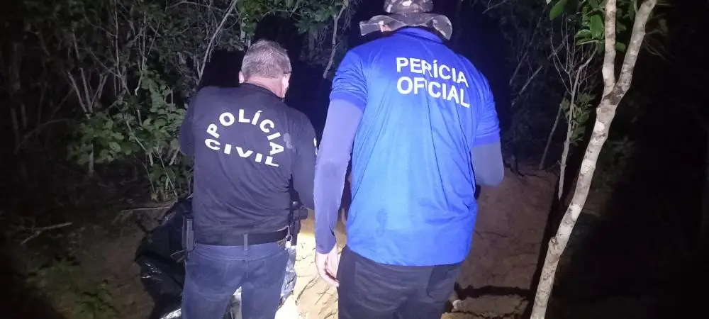 Após um dos líderes do tráfico na área de dominio da facção apontar o local, os policiais localizaram o cadáver do sexo masculino no Povoado Barragem, zona rural de Caxias