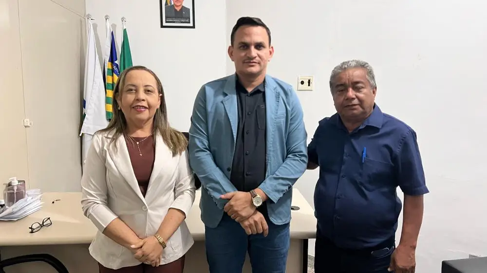 Regina Vale ao lado de Rodrigo, presidente da AVEP e João de Deus, secretário de Infraestrutura de Esperantina