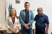 Regina Vale ao lado de Rodrigo, presidente da AVEP e João de Deus, secretário de Infraestrutura de Esperantina (Foto: )