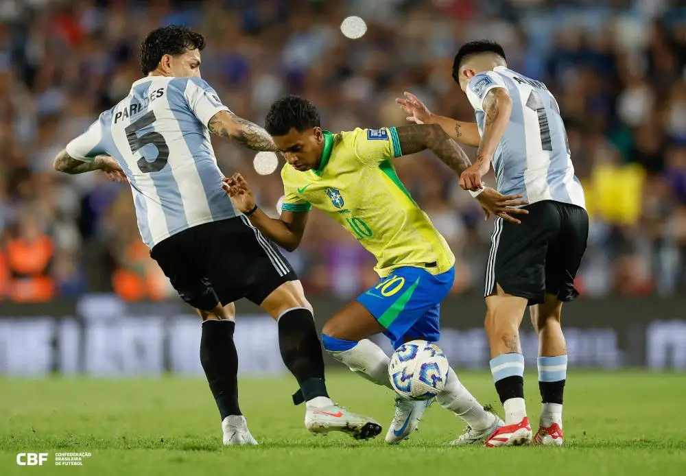 Rodrygo tenta se livrar de dois adversários no Monumental de Nuñez  Rafael Ribeiro / CBF